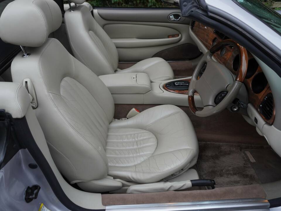 Image 9/19 of Jaguar XK8 4.0 (2001)