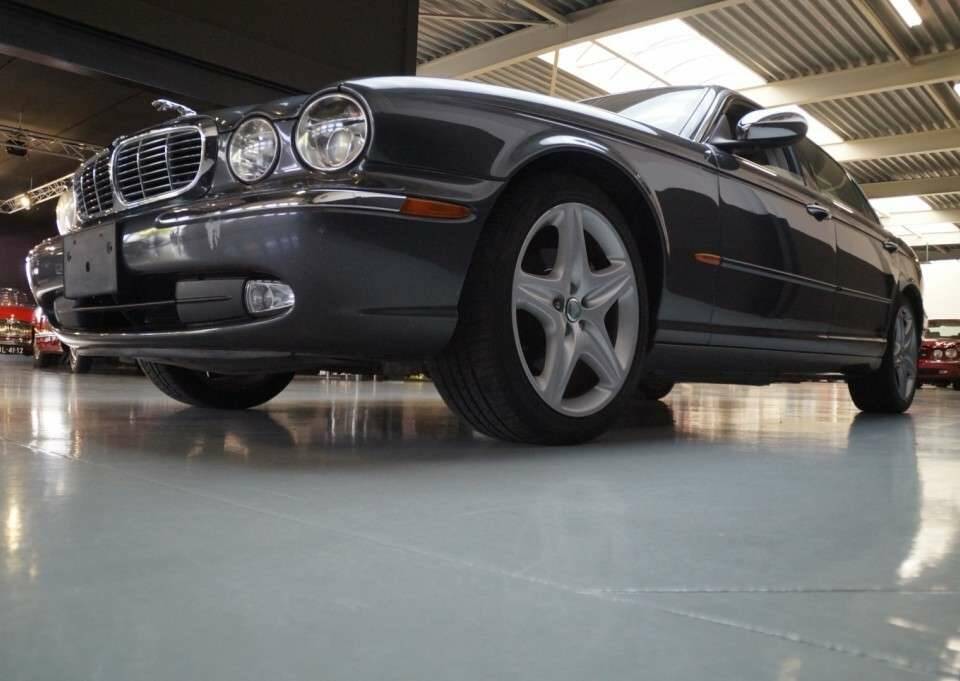 Image 47/50 de Jaguar XJ 8 4.2 (2005)