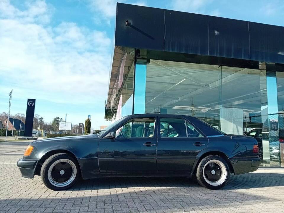 Image 7/8 of Mercedes-Benz 400 E (1991)