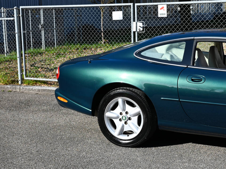 Image 6/23 of Jaguar XK8 4.0 (1998)