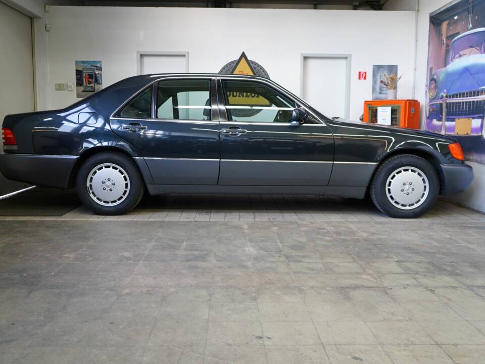 Immagine 34/36 di Mercedes-Benz 300 SE (1992)