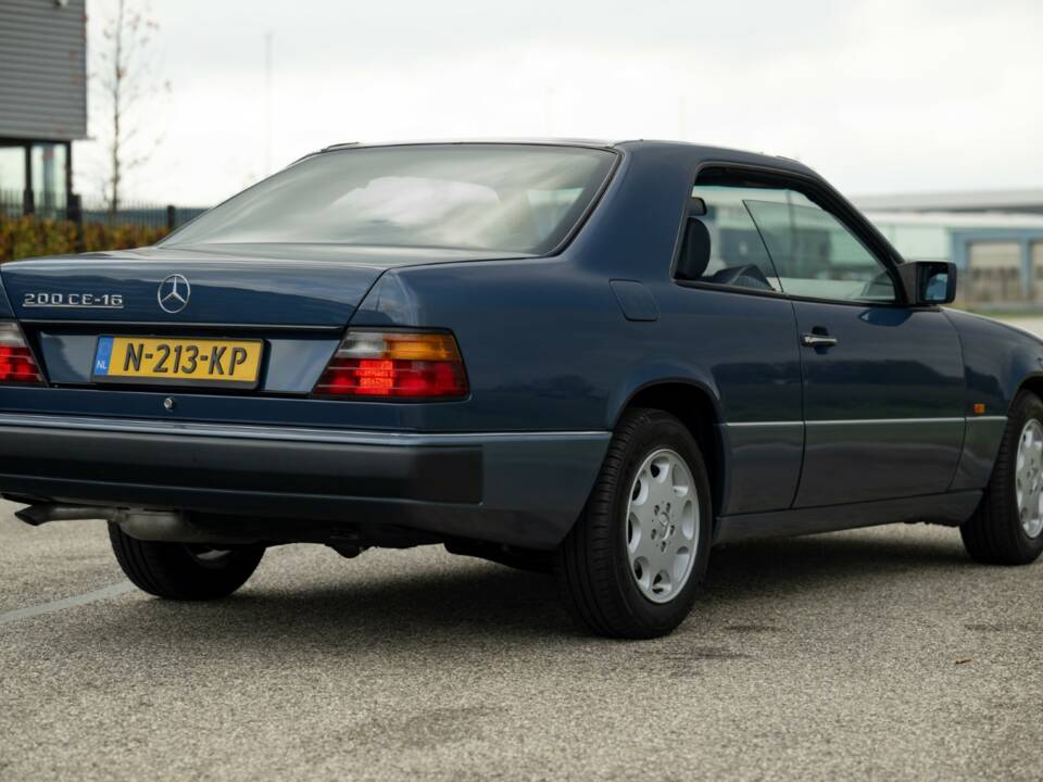 Bild 46/79 von Mercedes-Benz 200 CE (1993)