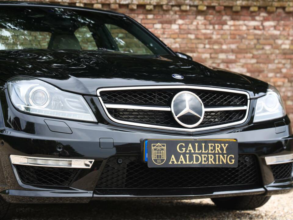 Image 33/50 of Mercedes-Benz C 63 AMG (2012)
