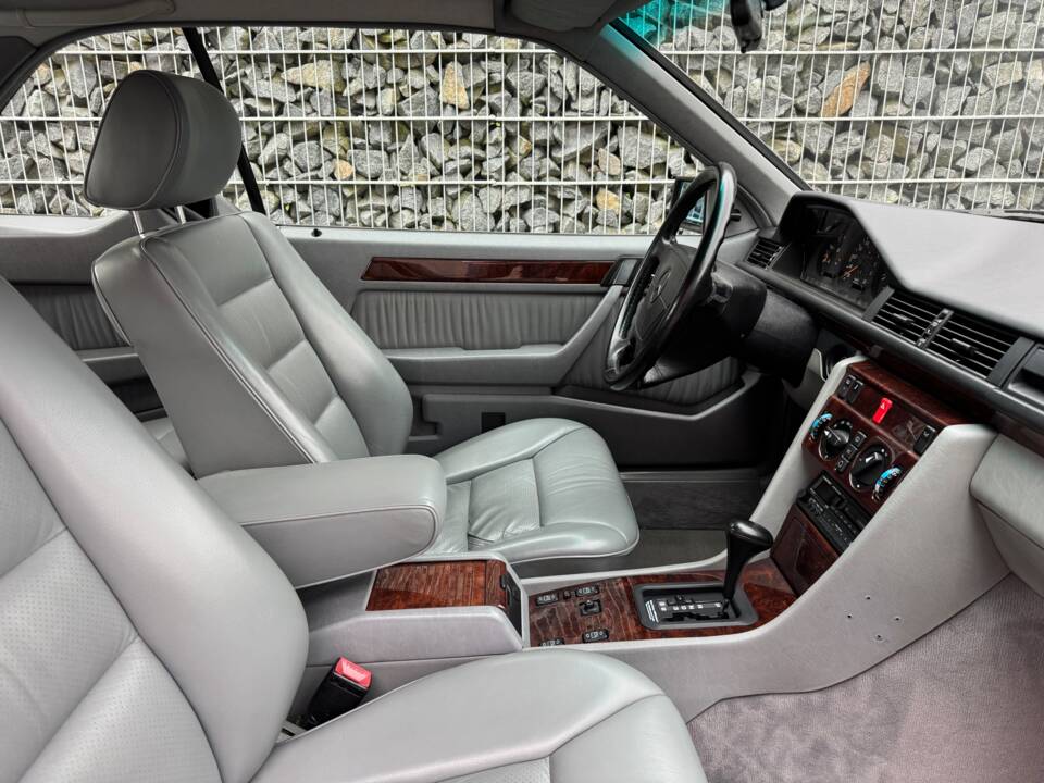 Imagen 67/100 de Mercedes-Benz 300 CE (1992)