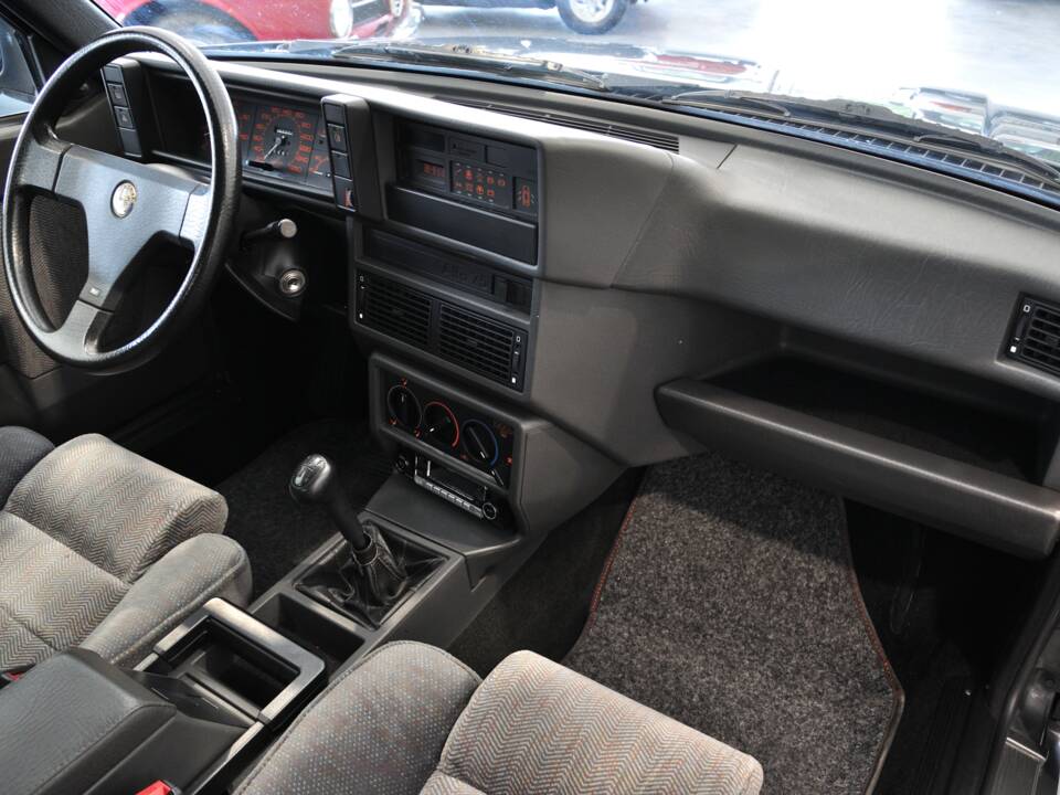 Image 25/34 de Alfa Romeo 75 2.0 Twin Spark (1987)