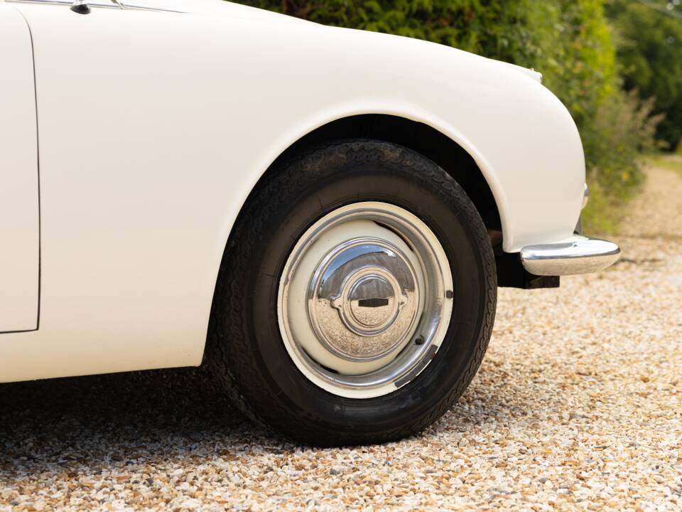 Image 12/50 of Jaguar Mk II 2.4 (1967)