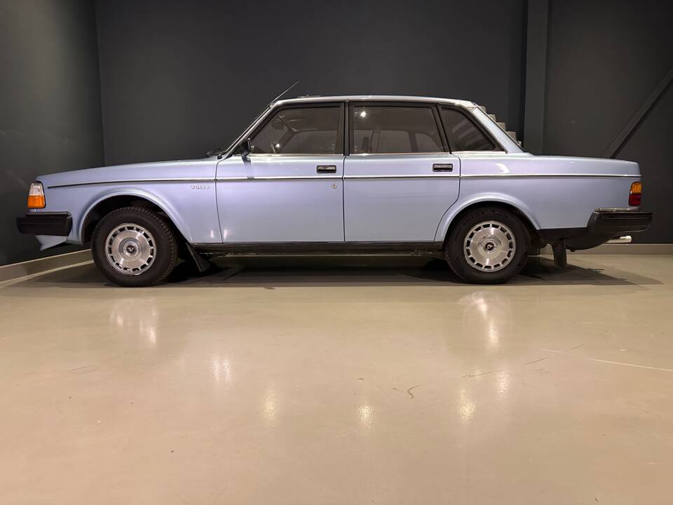 Image 8/33 of Volvo 244 (1981)