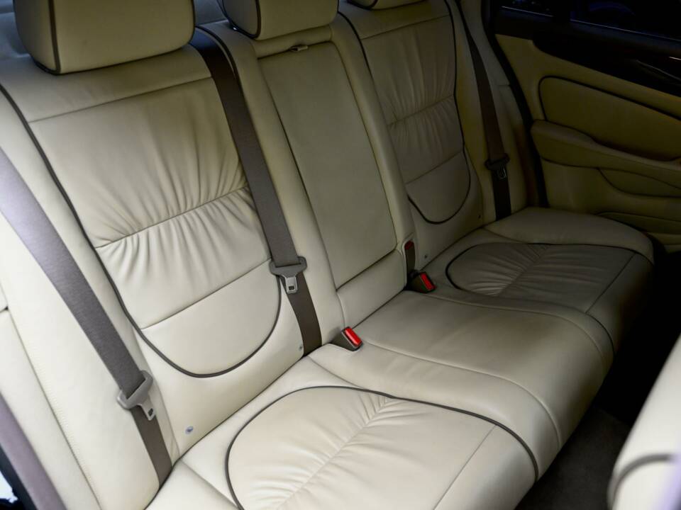 Image 34/50 of Jaguar XJ 8 4.2 (2006)