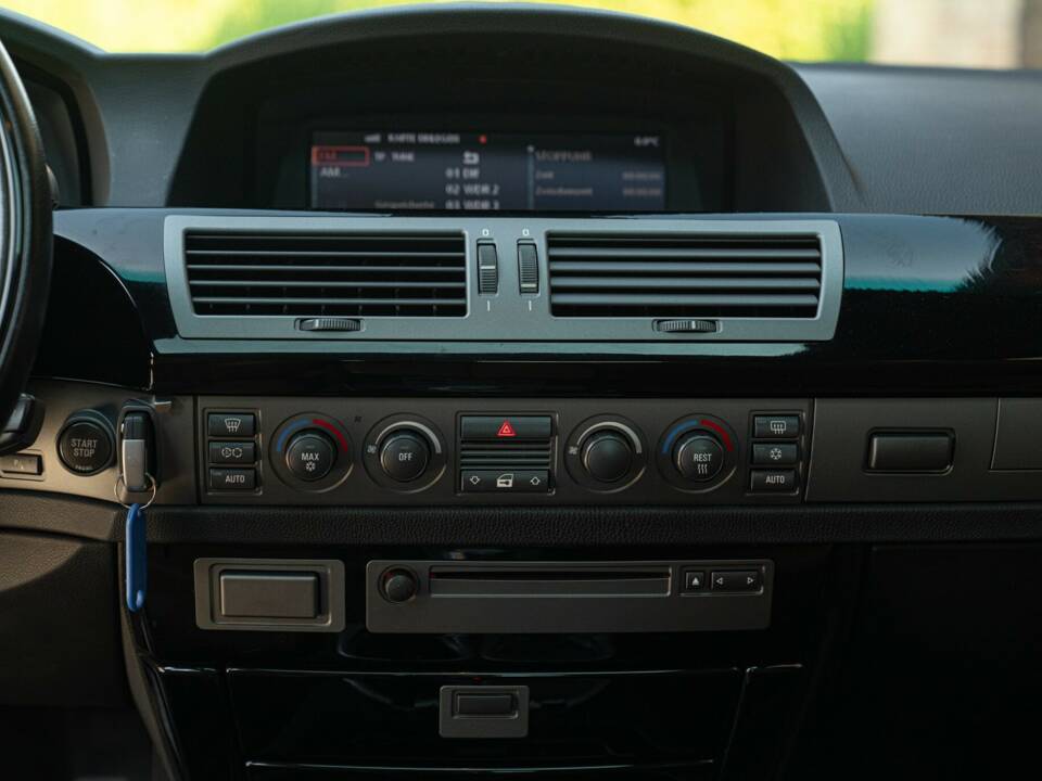 Bild 39/50 von BMW 745Li (2001)