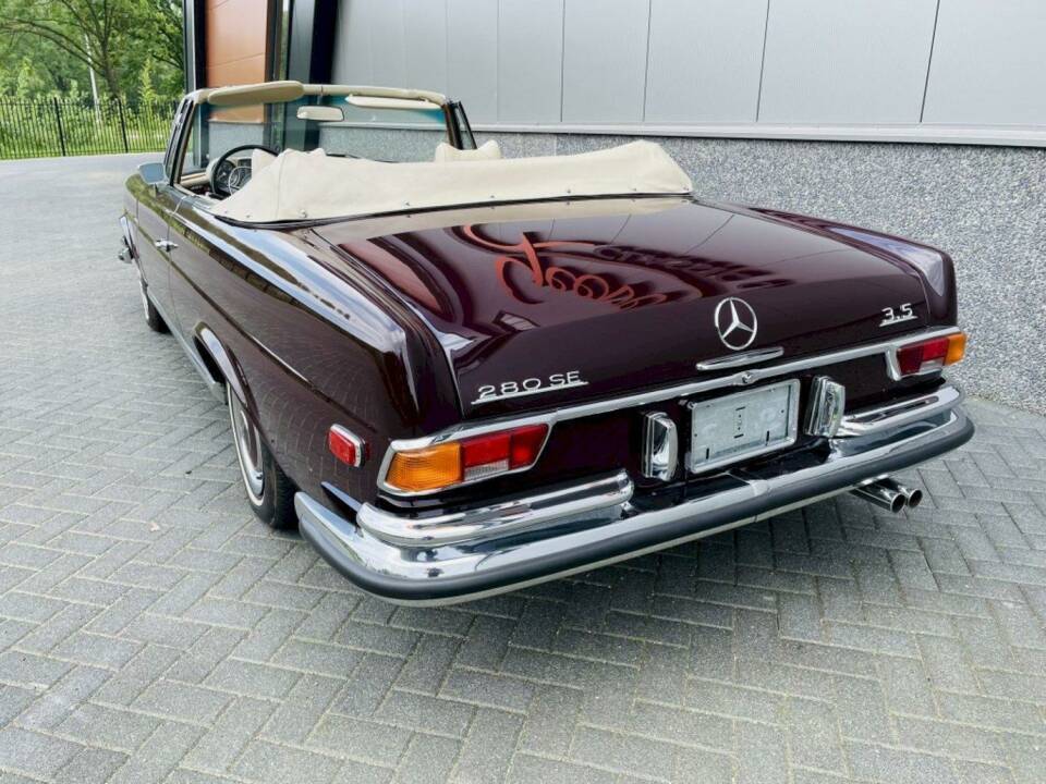 Image 13/36 de Mercedes-Benz 280 SE 3,5 (1971)