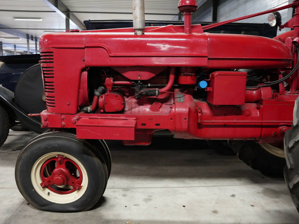 Image 22/27 of Farmall H (1945)