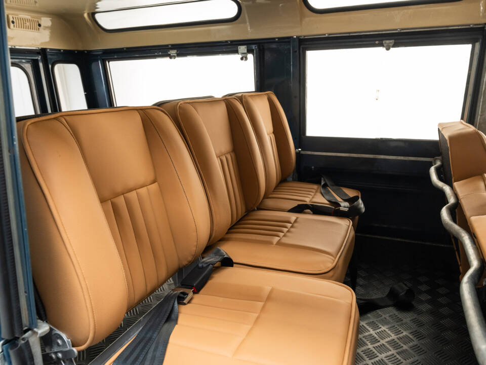 Image 19/31 of Land Rover 109 (1980)