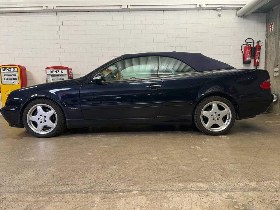 Image 1/17 of Mercedes-Benz CLK 320 (2001)