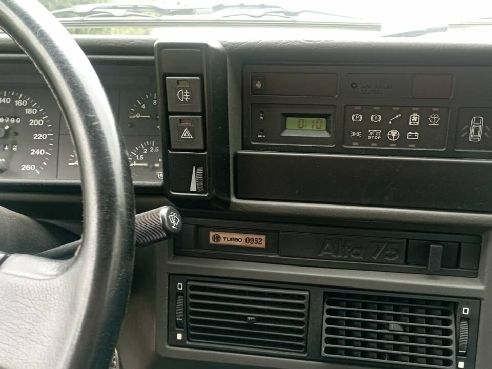 Image 27/51 of Alfa Romeo 75 1.8 Turbo (1991)
