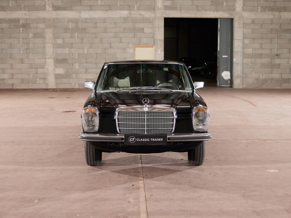 Image 2/64 of Mercedes-Benz 230/6 LWB (1976)