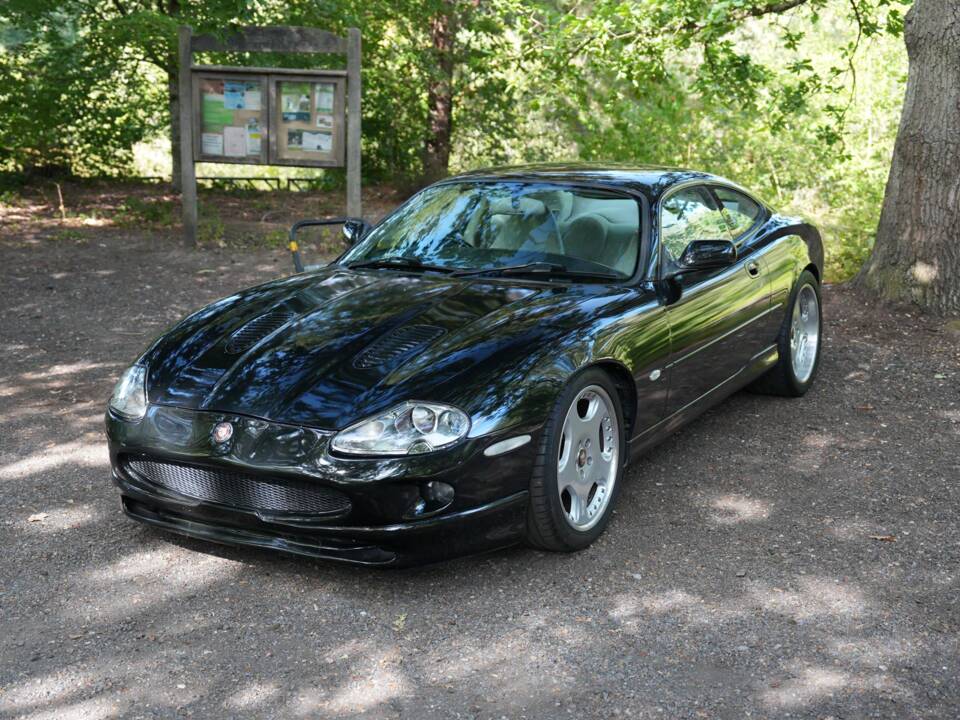 Image 16/50 of Jaguar XKR (1998)