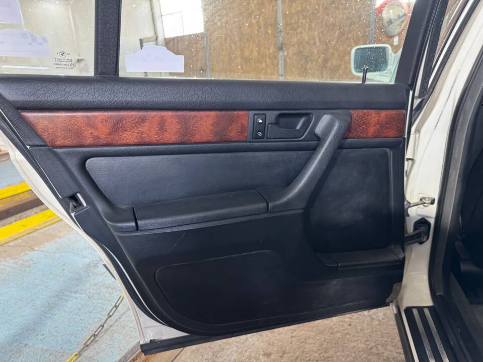 Image 18/37 of BMW 735i (1991)