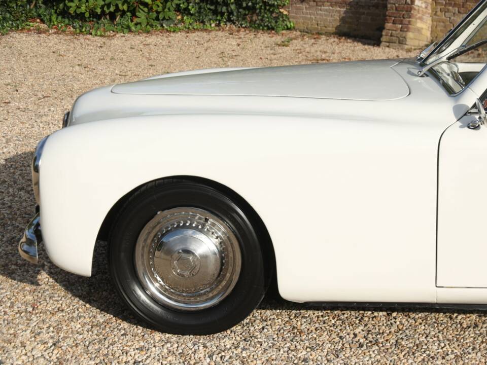 Image 37/50 of SIMCA 8 Sport (1950)
