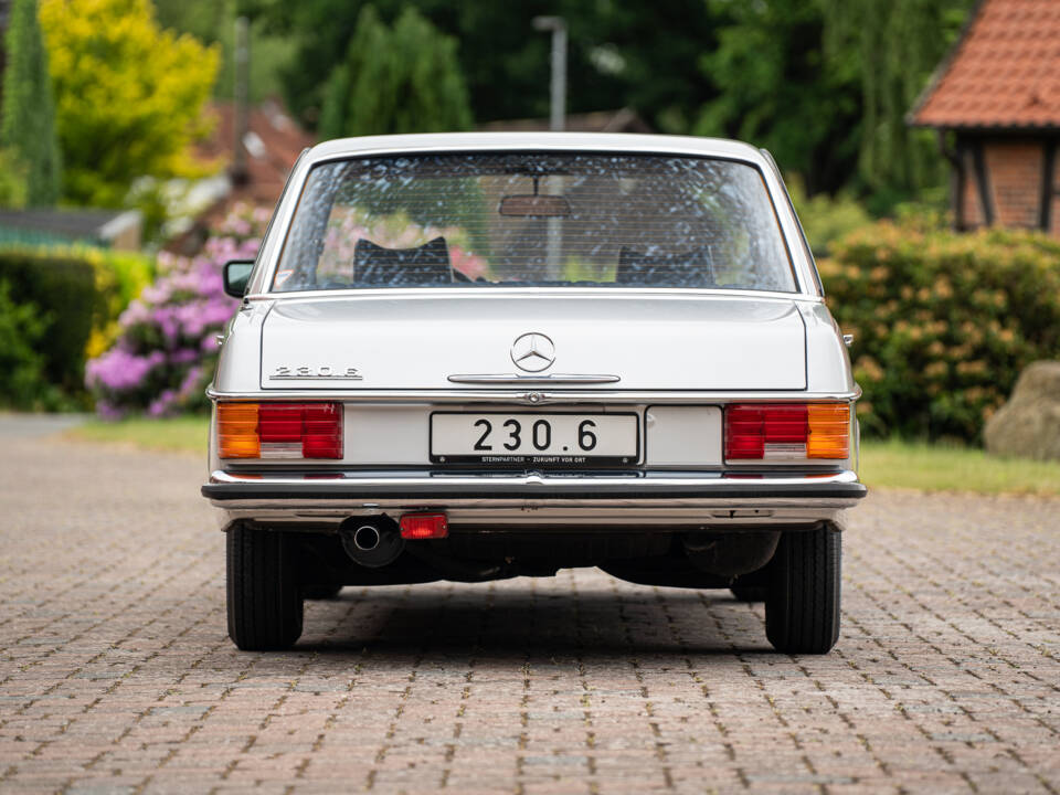 Image 15/63 of Mercedes-Benz 230&#x2F;6 (1974)