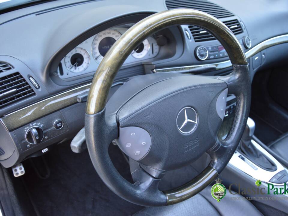 Image 33/50 of Mercedes-Benz E 500 T (2004)