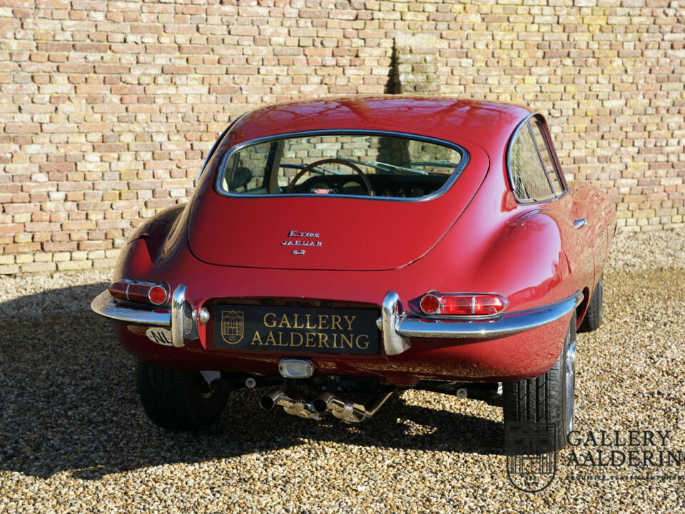 Image 31/50 de Jaguar E-Type (1968)