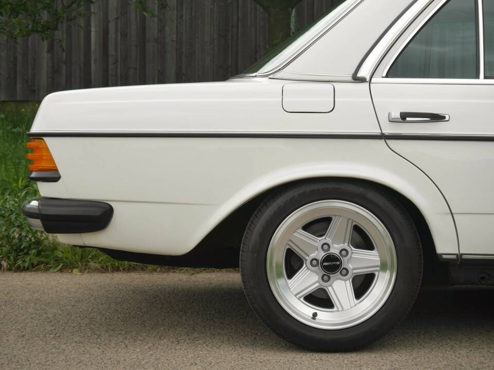 Immagine 50/50 di Mercedes-Benz 230 E (1900)