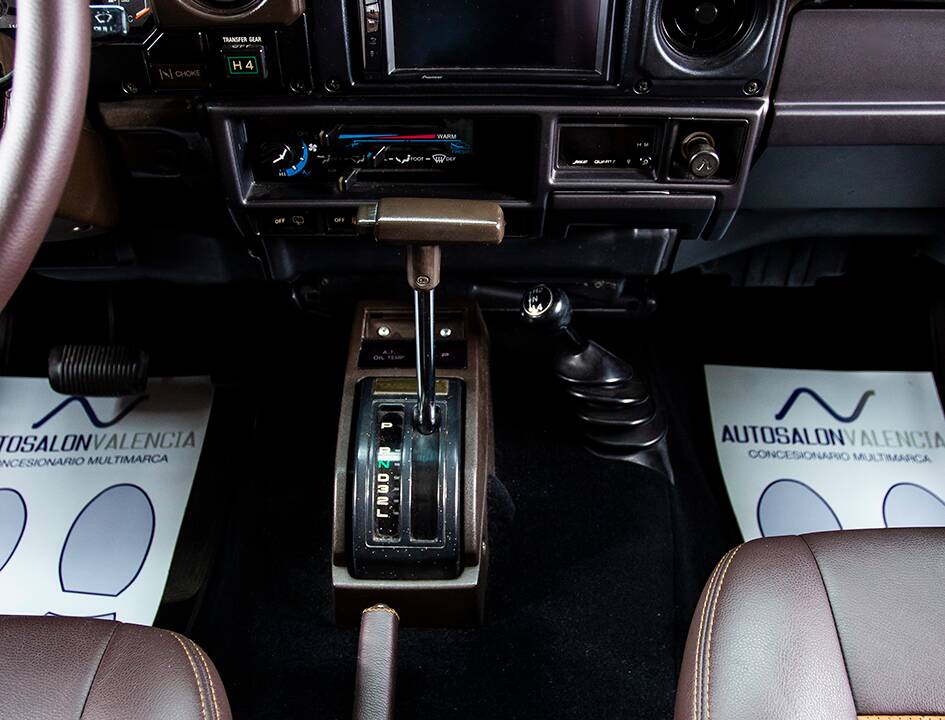 Image 21/42 of Toyota Land Cruiser FJ 62 (1985)