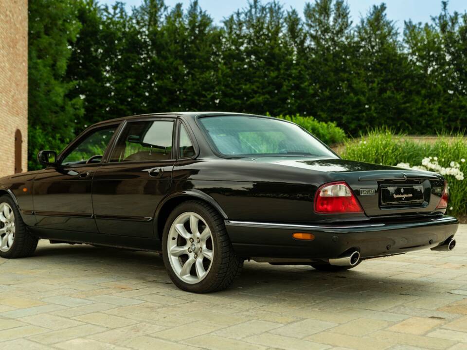 Image 14/50 of Jaguar XJR 4.0 (2000)