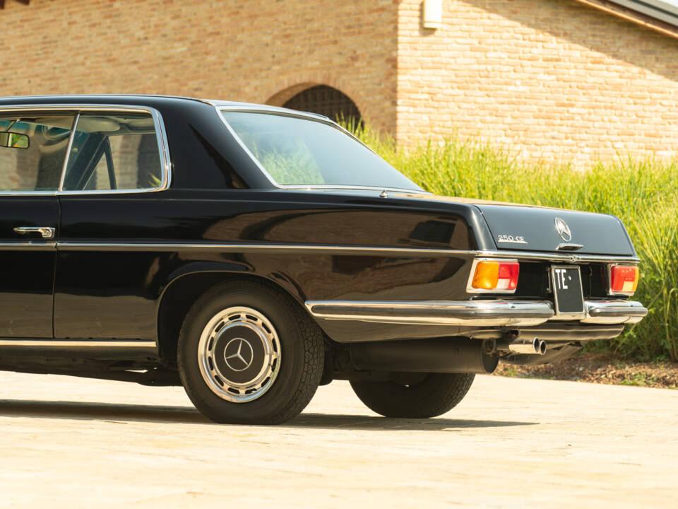 Image 16/50 of Mercedes-Benz 250 CE (1970)