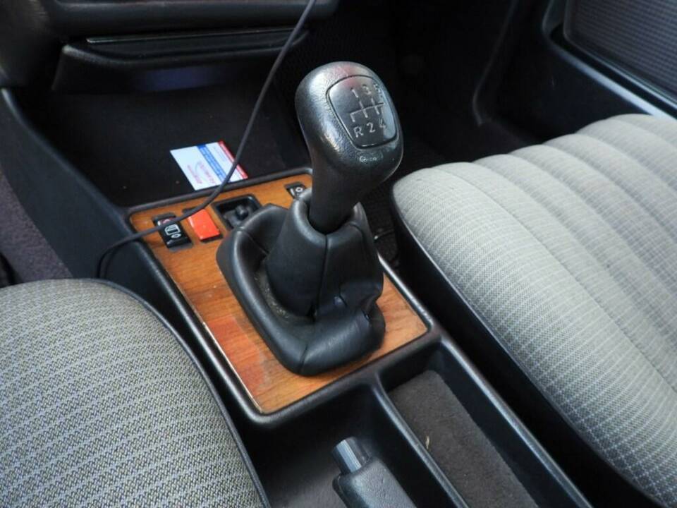 Bild 9/15 von Mercedes-Benz 190 E (1988)
