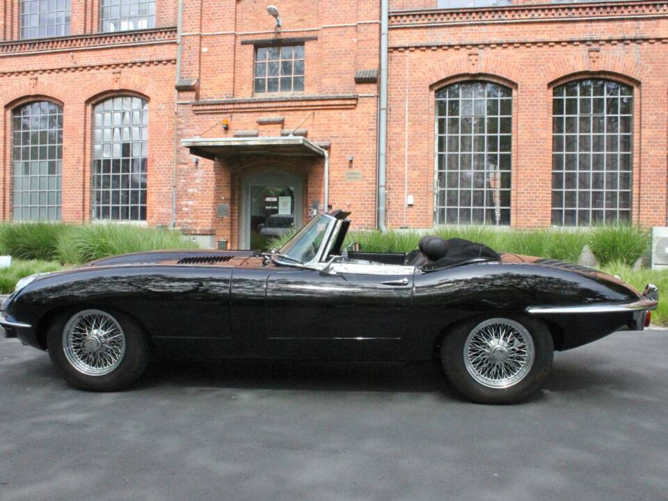 Image 3/24 of Jaguar E-Type (1970)