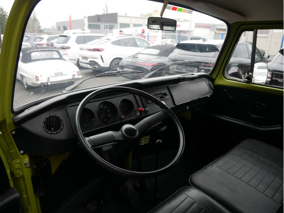 Immagine 7/21 di Volkswagen T2b Deluxe (1975)