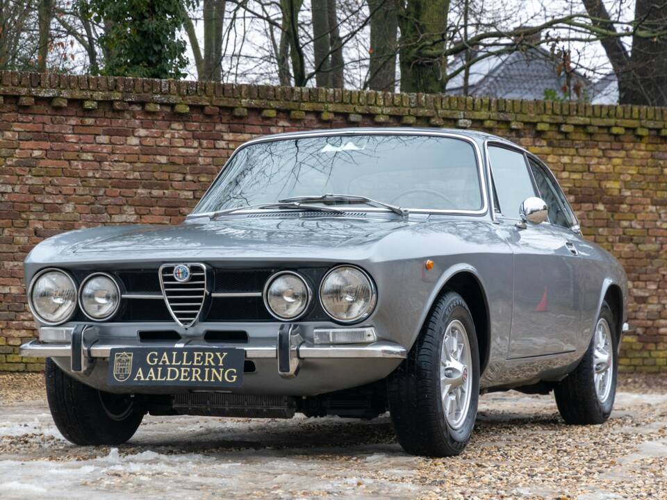 Image 1/50 de Alfa Romeo Giulia GT 1300 Junior (1972)