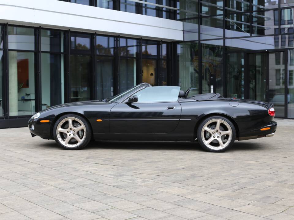 Immagine 34/45 di Jaguar XKR (2001)