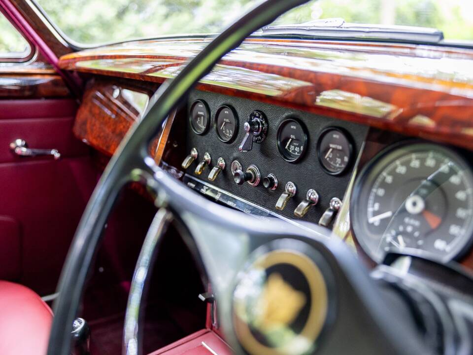 Image 33/50 de Jaguar Mk II 2.4 (1967)