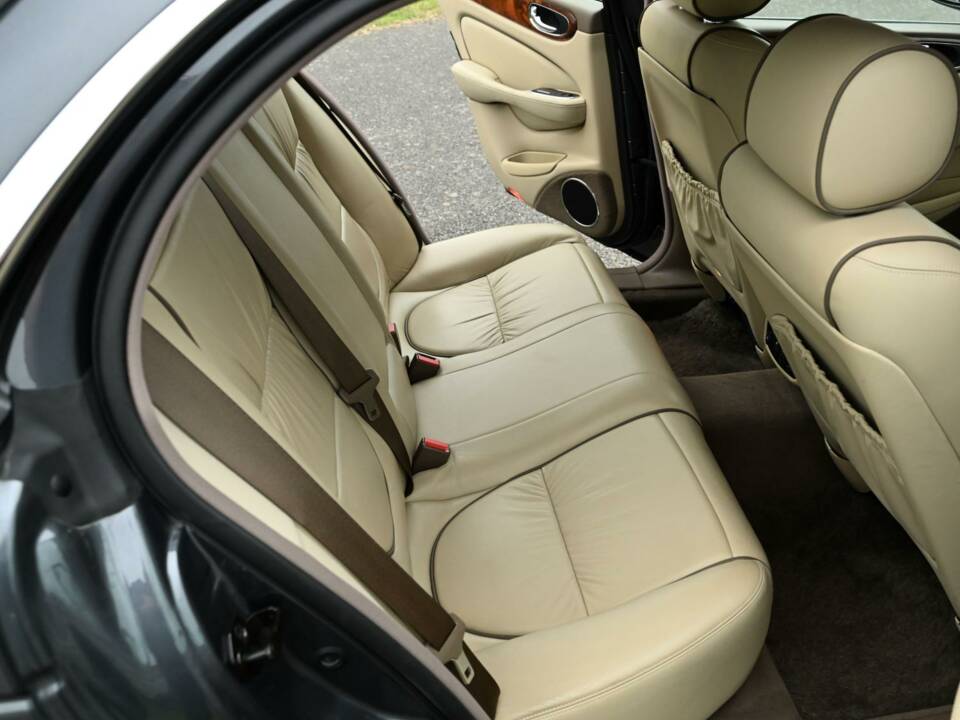 Image 24/50 of Jaguar XJ 8 4.2 (2007)