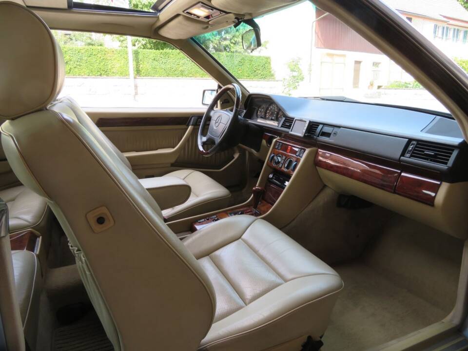 Bild 6/12 von Mercedes-Benz 300 CE (1990)