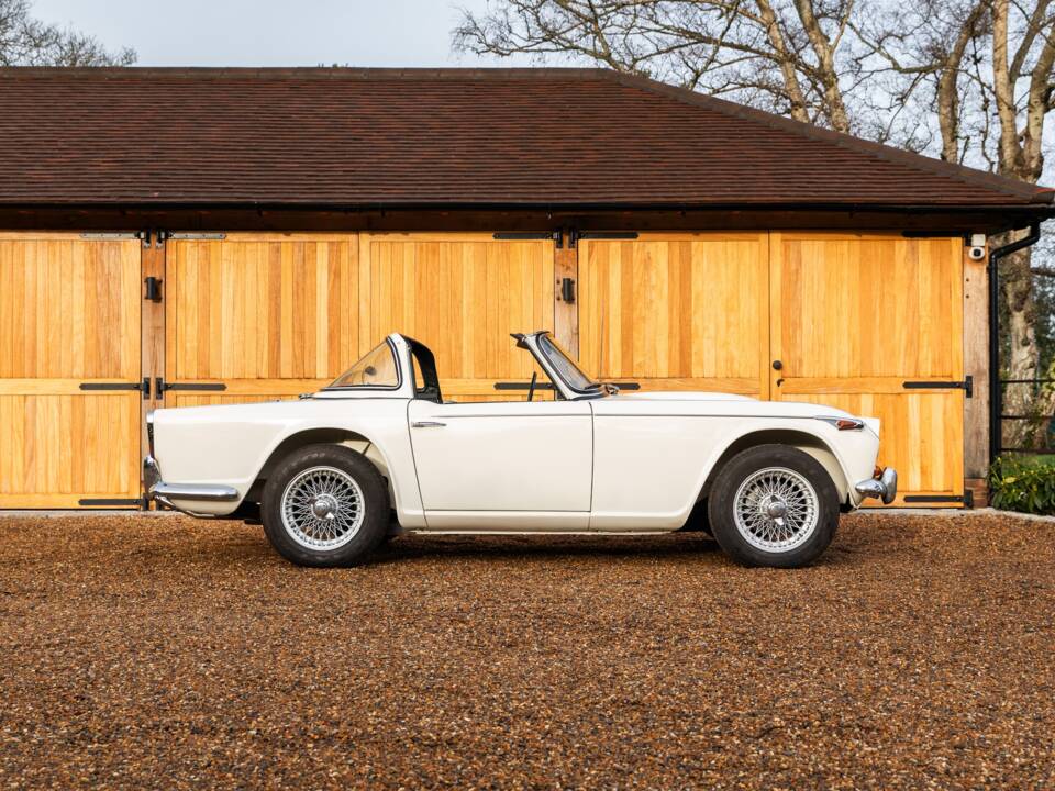 Image 2/50 of Triumph TR 4A (1966)