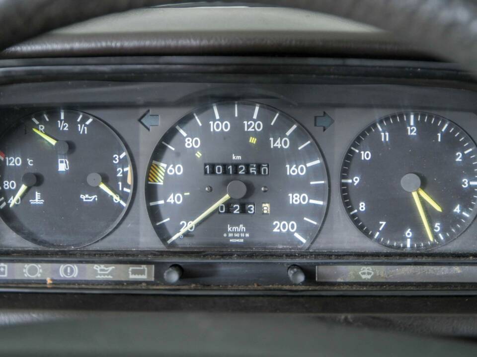 Obraz 19/50 pojazdu Mercedes-Benz 190 D 2.5 (1986)