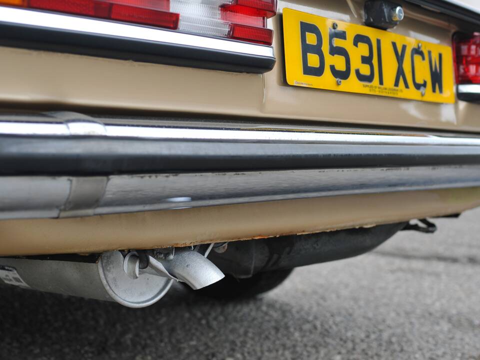Image 17/33 of Mercedes-Benz 230 CE (1985)