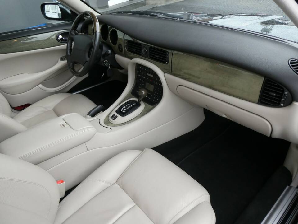 Image 12/21 of Jaguar XJR 4.0 (2001)