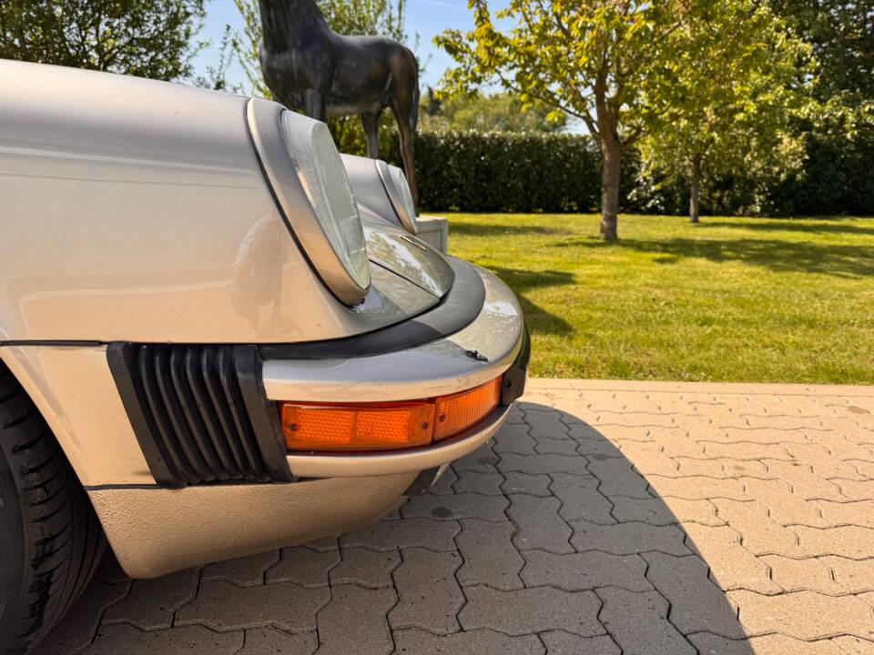 Image 33/88 of Porsche 911 Carrera 3.2 (1985)
