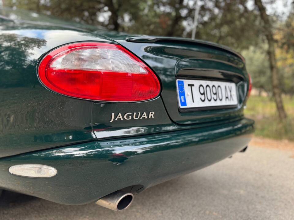 Image 19/40 de Jaguar XKR (1998)