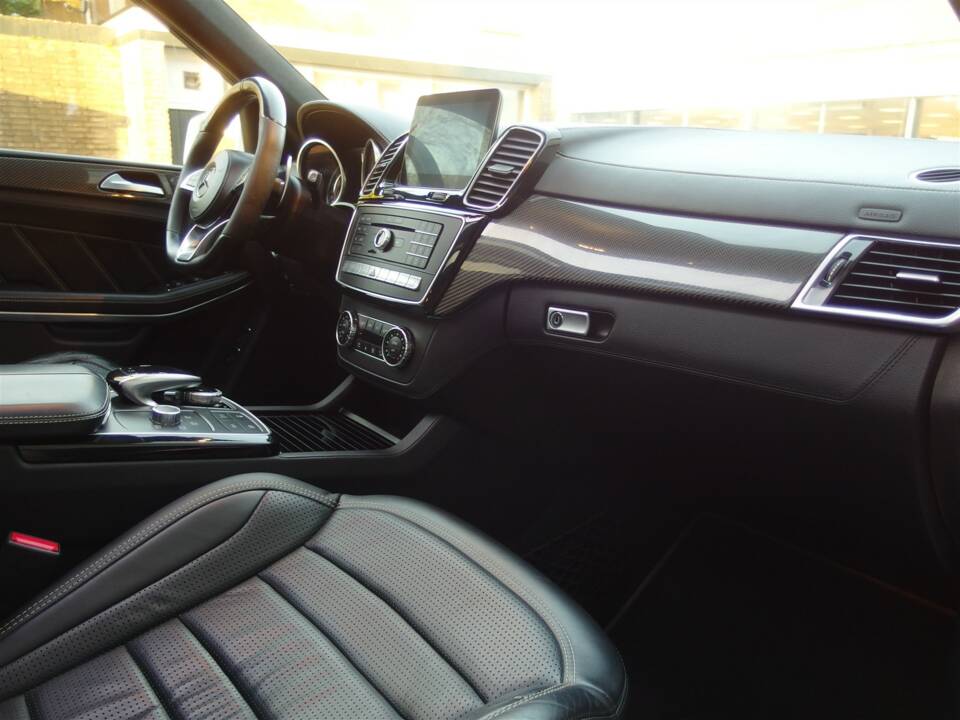 Image 40/98 of Mercedes-Benz GLS 63 AMG 4MATIC (2016)