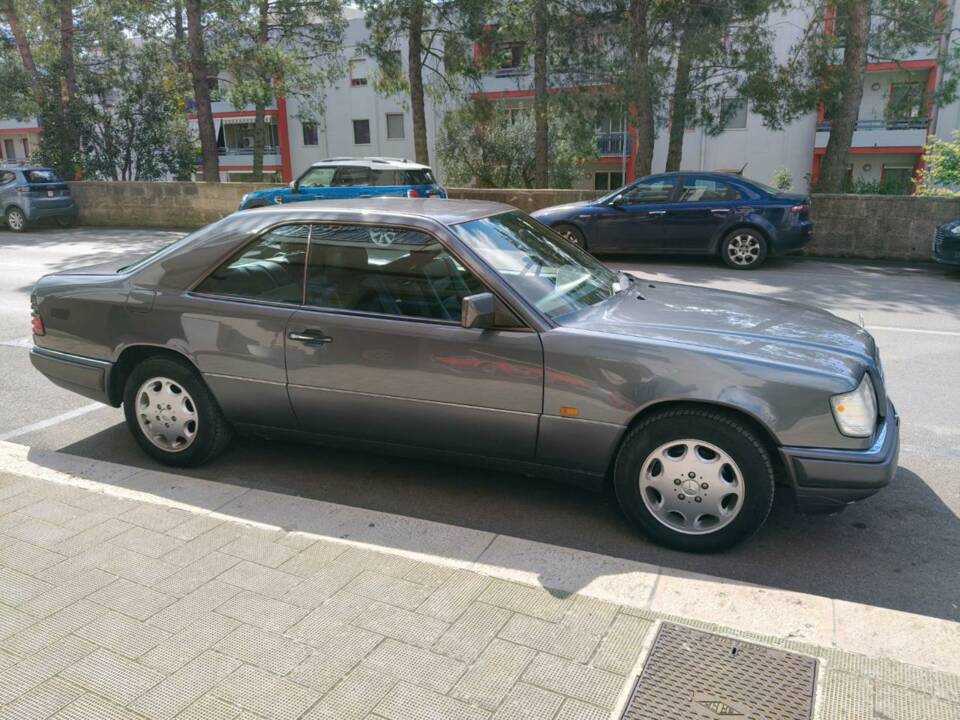 Bild 21/35 von Mercedes-Benz E 200 (1995)
