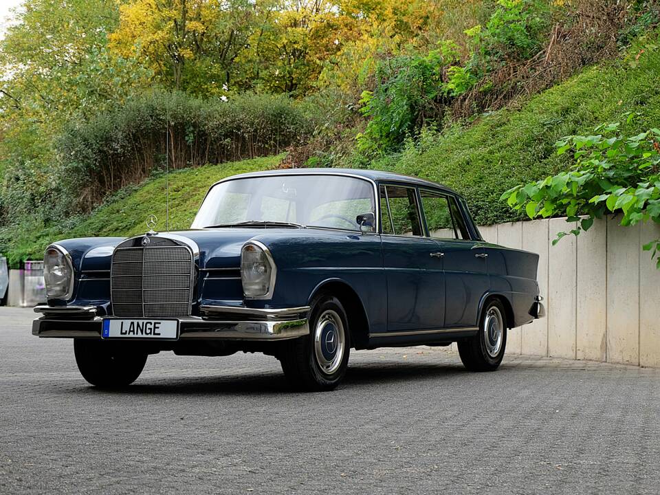 Image 10/76 de Mercedes-Benz 220 S b (1963)