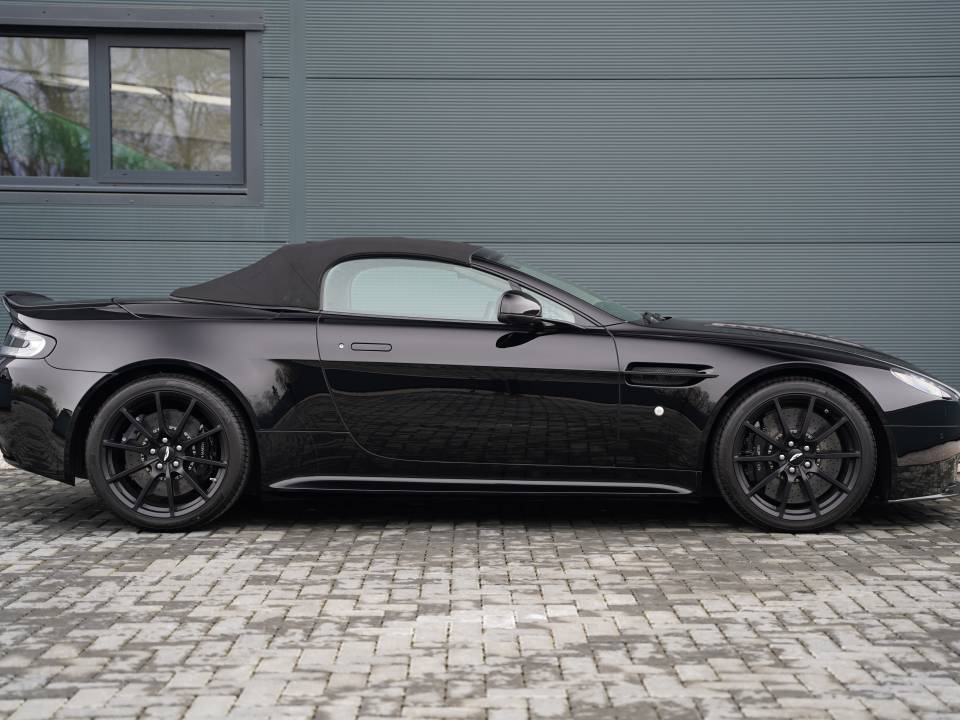 Immagine 17/50 di Aston Martin V12 Vantage S (2015)