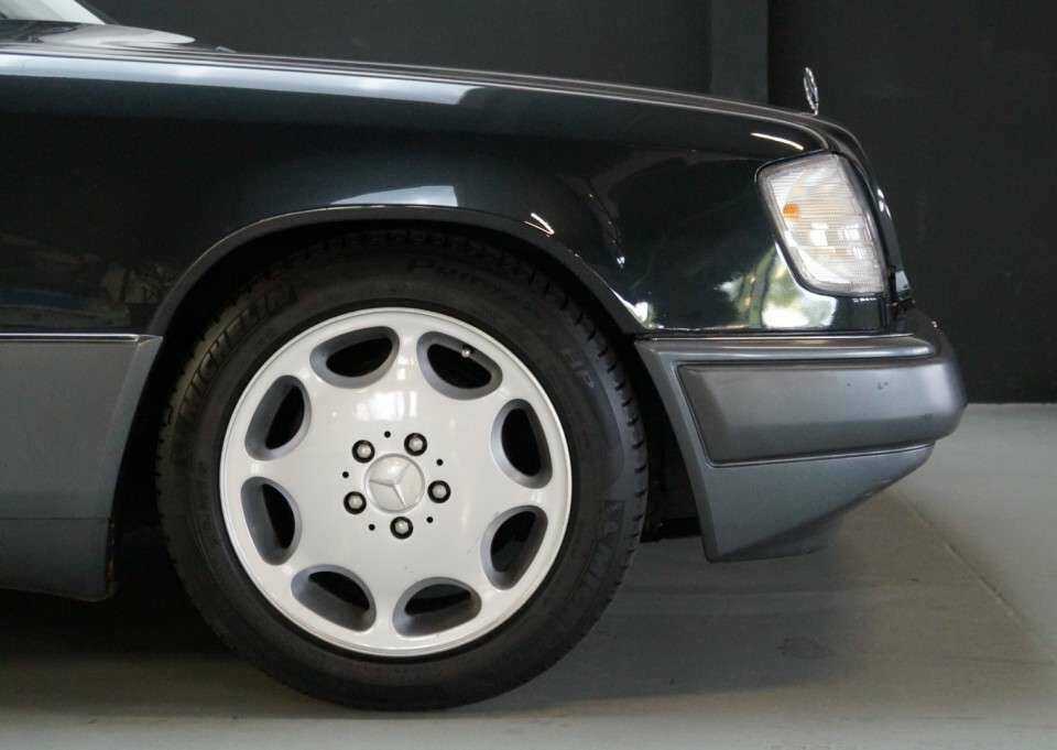 Bild 12/50 von Mercedes-Benz E 280 T (1994)
