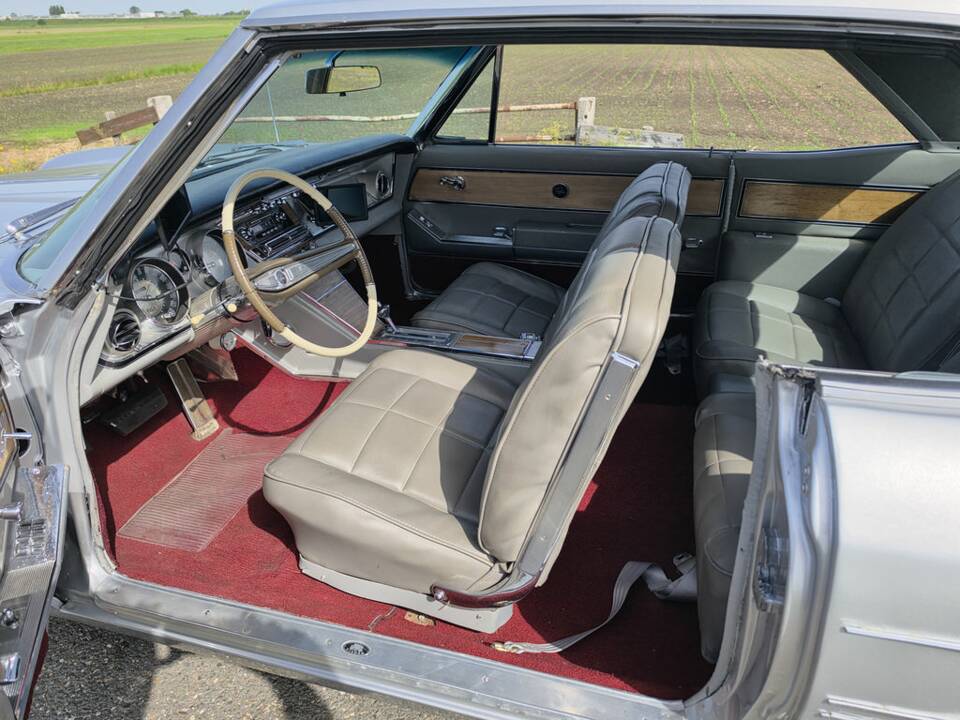 Image 2/8 of Buick Riviera Coupe (1963)