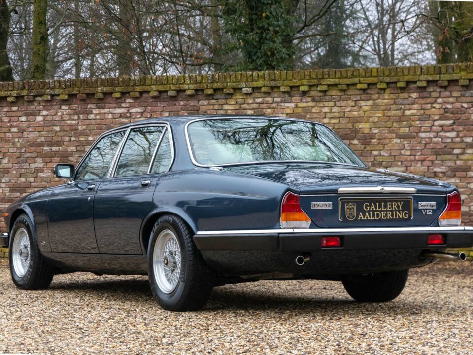 Image 2/50 of Jaguar XJ 12 (1987)